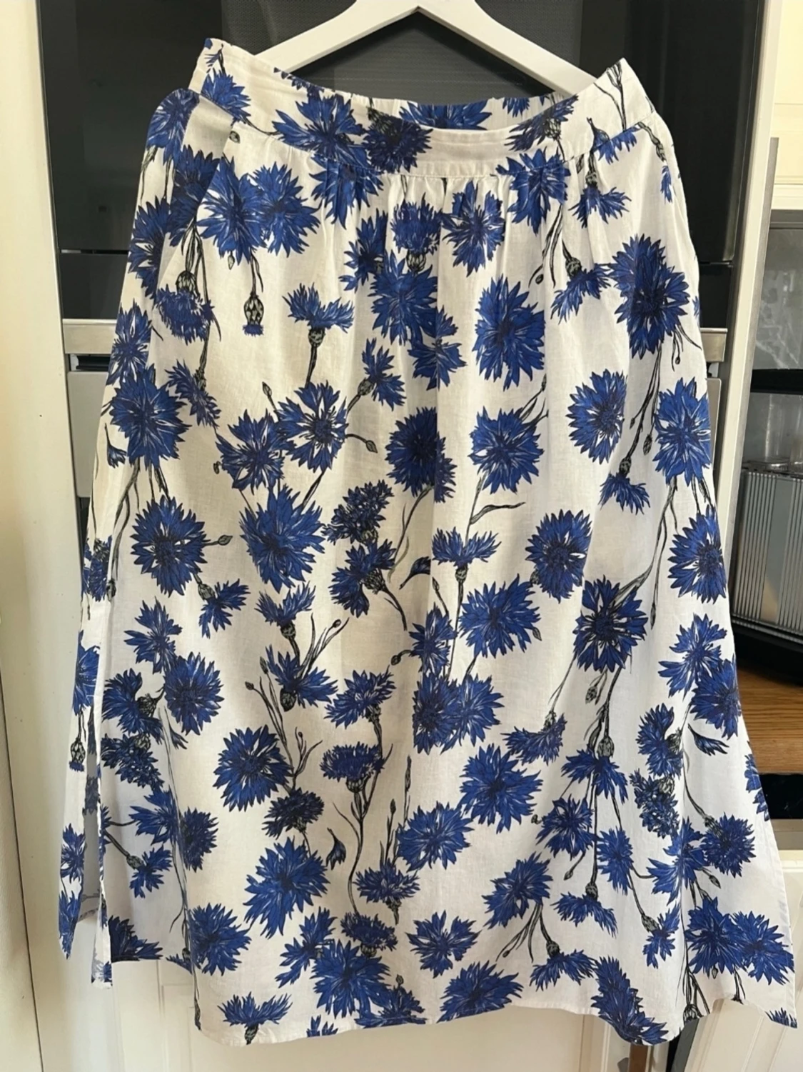 Vit långkjol med blått blommönster - 5
