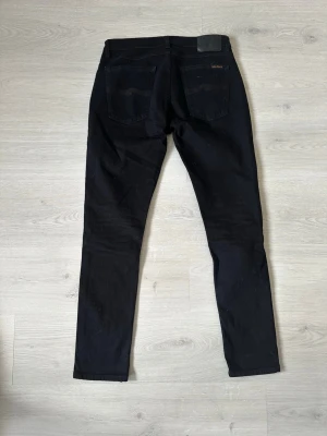Nudie 31/32 - Ett par riktigt feta Nudie jeans! De är i mycket bra skick och utan defekter:)  Skriv vid frågor och kolla gärna in min profil för fler jeans o kläder. Vid köp av fler plagg kan att schysst paketpris fixas:)