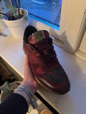 Valentino rockrunners  - Säljer mina sjukt snygga valentino rockrunners men unik röd färg i storlek 41.😊👍