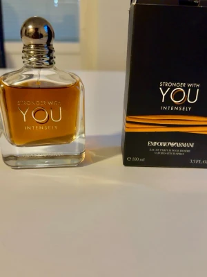 Emporio Armani Stronger With You Intensely - Emporio Armani Stronger With You Intensely är en herrparfym med varm, söt och kryddig doft. Flaskan är genomskinlig med rundade kanter och har en silverfärgad kork. Doften har inslag av vanilj, amber, kanel och karamell. Perfekt för dig som gillar intensiva och moderna parfymer.