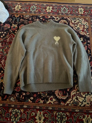 Grå Paris ami tröja - Riktigt snygg paris Ami tröja som kommer att passa perfekt för kvällarna på sommaren! Inga fel på tröjan och är i bra skick. Storlek L- XL