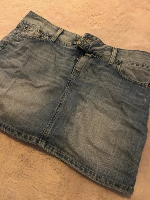 Mini jeans skirt  - Kort jeans kjol, står ingen storlek men sitter som en S-M, säljes då den är för stor för mig.