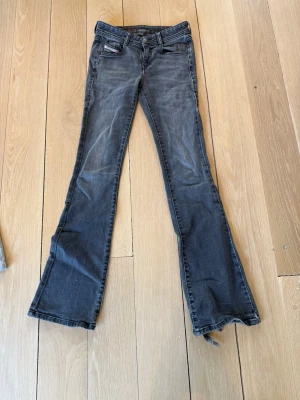 Grå diesel jeans w23 - Snyggt slitna grå Dieseljeans, low waist.