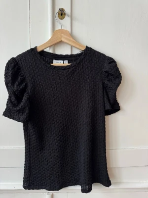 Svart blus med puffärm från Vila - Svart blus från Vila, storlek XS. Mycket bra skick!