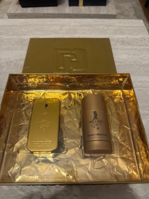 Rabanne 1 Million presentset 50ml + deodorant (helt ny) - Rabanne 1 Million presentset med EdT 50 ml + deodorant stick 75 g. Helt nytt och aldrig använt i originalförpackning. Nypris ca 1 000 kr i butik. 