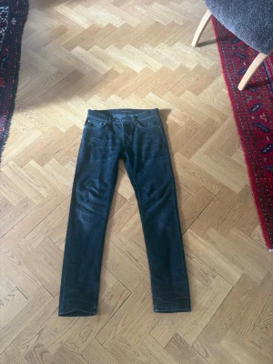 Helt nya Slim Nudie jeans 28W L 32 - Säljer nu dessa helt nya Slim Nudie jeansen i modellen Lean dean. Tycker dessa är riktigt snygga och passar till det mestalängs benen. Perfekta för en trendig och avslappnad stil.