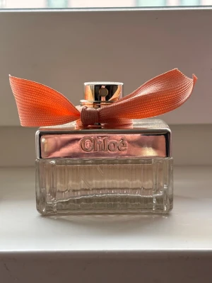 Chloé parfym  - Nästan helt full, har använt max 4 gånger! Köpt för ca 800kr. Luktar precis som en ros.😍