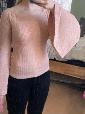 Söt topp från bikbok - Fin ljusrosa topp från bikbok i stl S med vida ärmar🩷