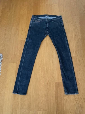Jeans Lee storlek L slim fit - Snygga jeans marinblå/svart textur. De är i storlek L, skulle ungefär säga 28-31W,  34-35L.  