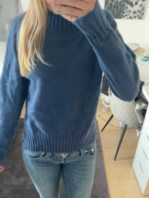 Mörkblå stickad tröja - Säljer en mörkblå stickad tröja i storlek XS med hög ribbad krage och ribbade muddar vid ärmslut och nederkant från SHEIN. Den är använd en gång. Fråga om bättre bilder om det behövs och priset kan diskuteras!