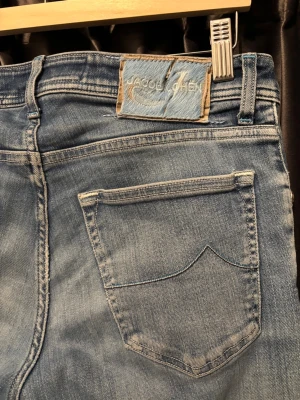 Jacob Cohën jeans - SLIM  - Jacob cohen jeans - slim fit - ljusblå - skick 8/10, fint skick förutom två defekter! - storlek 30/32 - Defekterna är ett litet hål i högra framfickan samt att badgen där bak är lite trasig (bild 5) - sjukt feta och sköna jeans annars, med extremt schyssta detaljer - hör av er vid frågor🙌