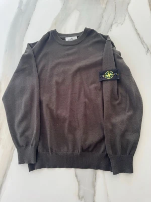 Mörkgrön tröja från Stone Island - Grön stone island tröja, aldrig använd of paketering medkommer!