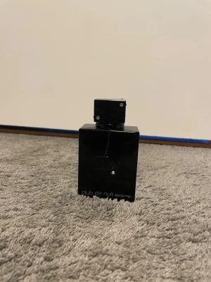 Armaf Club de Nuit Intense Man parfym - Club de Nuit Intense Man från Armaf är en herrparfym med en stilren, svart fyrkantig flaska och matchande svart kartong. Parfymen har en modern design och är känd för sin fräscha och maskulina doftprofil.