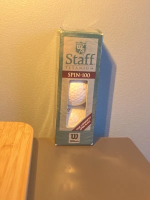 Wilson Staff Titanium golfbollar - Säljer ett set med vita Wilson Staff Titanium Spin-100 golfbollar. Bollarna har klassisk dimple-yta och tydlig logga. Perfekta för dig som vill ha bra spinn och kontroll på golfbanan. Kommer i originalförpackning.