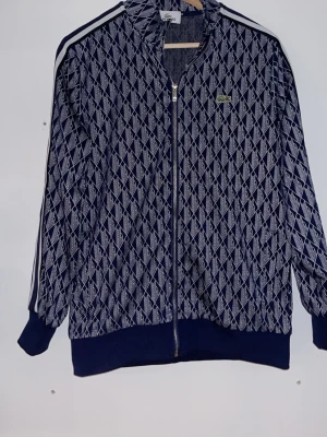 Mönstrad blå ziptröja från Lacoste - Snygg blå ziptröja från Lacoste i storlek M passar en runt 175. 