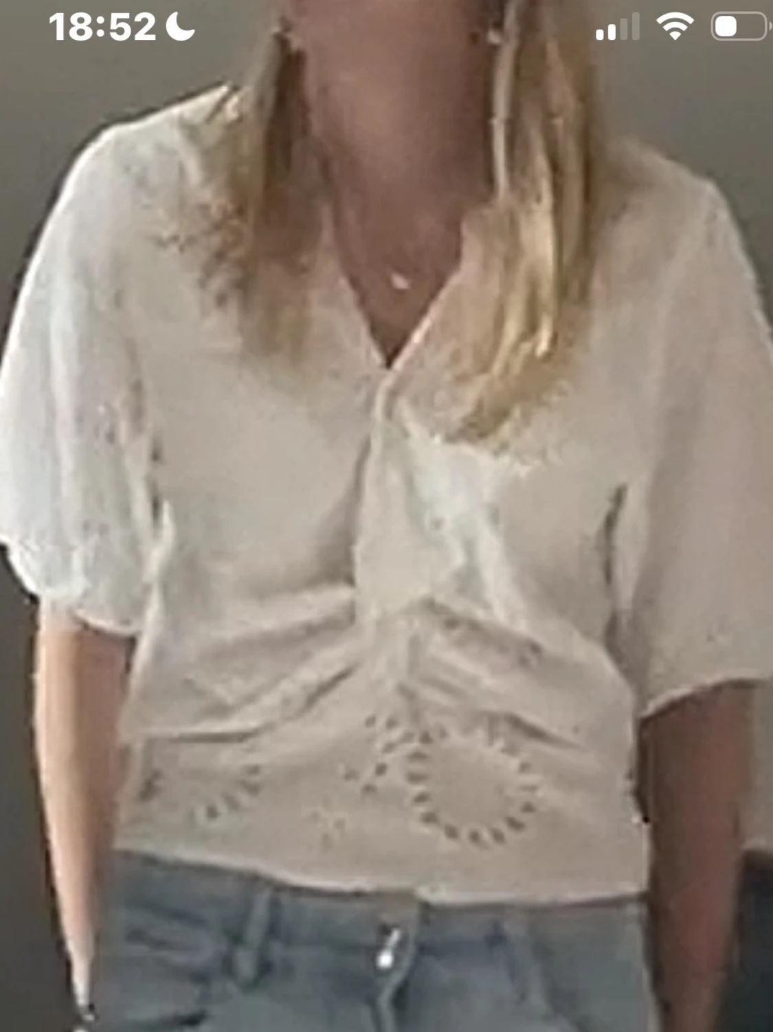 Vit broderad blus med puffärm