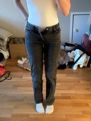 Mörkgråa raka jeans från gina tricot - Jättefina raka jeans från gina tricot i en mörkgrå tvätt. Jeansen har ingen tecken på användning! Skriv vid eventuella frågor💞