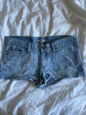 Abercrombie & Fitch jeansshorts  - Perfekta till sommaren ❤️postar inom 24h ❤️stl us 10 så 40 i Europa men skulle säga att dom sitter åt det mindre hållet ❤️