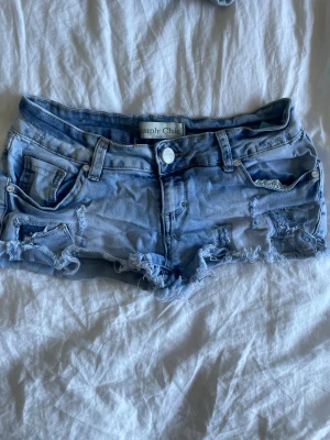 Lågmidjade jeans shorts  - Såå snygga shorts med coola detaljer, verkligen lågmidjade, väldigt stretchiga därav lite skrynkliga ❤️ stl 38 men skulle säga 36/38 ❤️