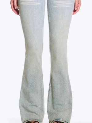 Ljusblå bootcut jeans Cheap Monday - Säljer ett par ljusblå bootcut jeans från Cheap Monday med klassisk femficksmodell och en grön logopatch bak. Jeansen är tillverkade i bomull med en skön stretch. Perfekta för dig som gillar retrovibbar och relaxed stil.