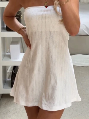 Sommarklänning - Klänning från Cou Cou Intimates i pointelle mönster (lappen är bortklippt). 💗Nypris 1500 kr.  Modellen finns ej längre att köpa.  Vit med röd ros som detalj.  100 % bomull Storlek S Aldrig använd  Mått Byst 39 cm Längd 60 cm