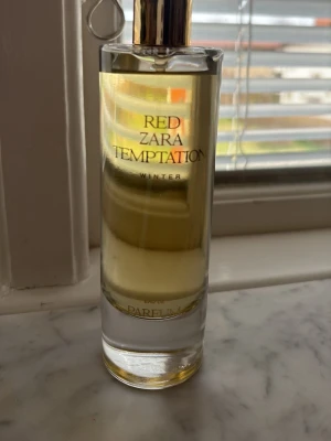 Zara Red Temptation Winter parfym - LUKTAR GODOMLIGT! ❤️ säljer pga min mamma är parfym allergiker. Ny pris ungefär 279kr. Använt pytte lite har kartongen kvar.