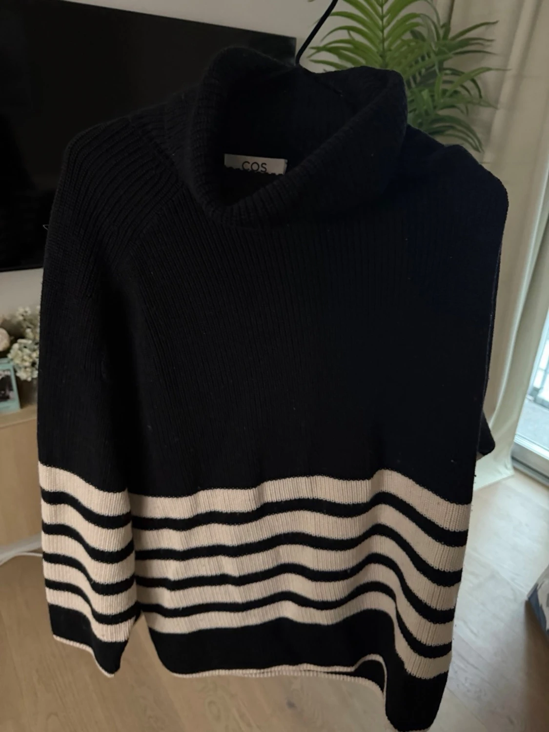 Randig stickad polotröja från COS - 1