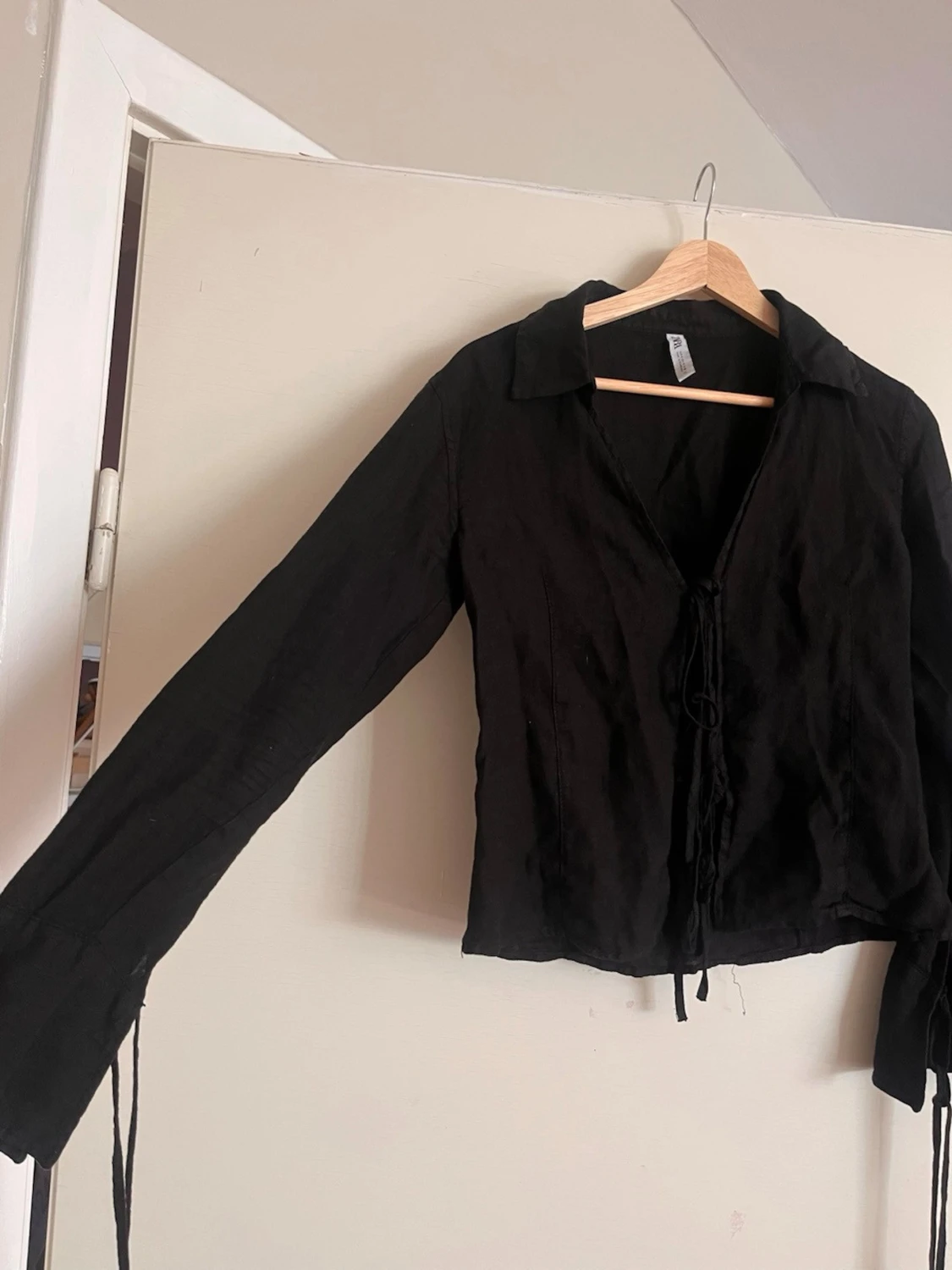 Svart blus med knytning framtill - 1