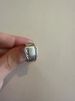 Silverring med dekorativa detaljer - Gjord från gamla bestick, nickelfri. US storlek 7, ca 17,5 mm