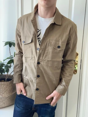 Mango overshirt  - Mango overshirt, stor på modellen. Inga defekter! Modellen i bilderna är 180 cm 75 kg och bär Storlek M, Kom med frågor! 🌟 (Kan gå ned i pris vid köp av paket 😉) 
