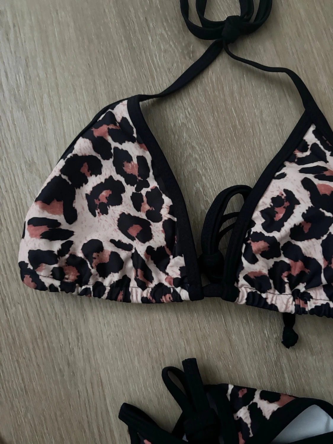Leopardmönstrad bikini med knyt - 1