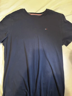 Tommy Hilfiger T-Shirt  - En jätte snygg & bekväm t-shirt från Tommy Hilfiger, perfekt till sommardagarna då man vill vara bekväm men samtidigt se snygg ut!🔥☺️