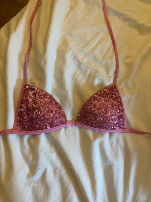 Calzedonia glitter bikini - Rosa bikinitopp med glitter paljetter från Calzedonia i storlek XS. Sömmen i bandet där man knyter har gått upp pyttelite, men har sytt om likadant igen där💗