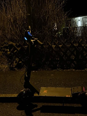 KuKirin  - Säljer en svart elscooter av modellen Kugoo G4. Scootern har bred fotplatta, stora hjul och LED-belysning fram. Designen är robust med detaljer i orange och grått. Perfekt för dig som vill ta dig fram snabbt och smidigt i stan.