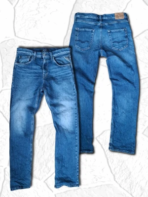 Replay Jeans THAD - Säljer ett par snygga blå Replay thad byxor. Byxorna har snygga fades i en mer ljusblå färg. På bakfickorna har de den ikoniska Replay märket i mörkblå och det lilla r:et i silverfärg. Byxorna är ca storlek S, modellen i bild är 173cm. Byxorna har ett litet hål i högra fickan där fram (som enkelt går att laga, se sista bild) och en lagning på högra bakfickan (se bild 6 ), annars är det mycket bra. Hör gärna av er om ni har några funderingar eller frågor😁 Pris går att diskutera vid snabb affär👍