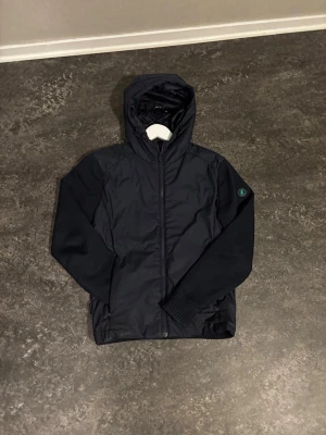 Save the duck cardigan - -Save the duck cardigan.                                              -Knappast använd, endast ett fåtal gånger.                  -Nypris 2999kr.                                                                  -Storlek S men passar mer som XS