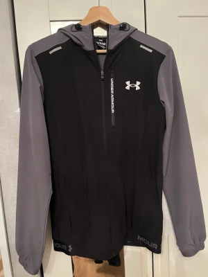 Under armour windbreaker  - Säljer en helt ny windbreaker från under armour. Finns inga defekter, lapp kvar, kvitto finns. Original pris är 1080kr.