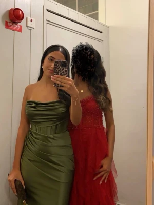 Balklänning 🤍 - Endast använt en gång🤍Köpt för 4000 i turkiet! Har en inbyggd bh 