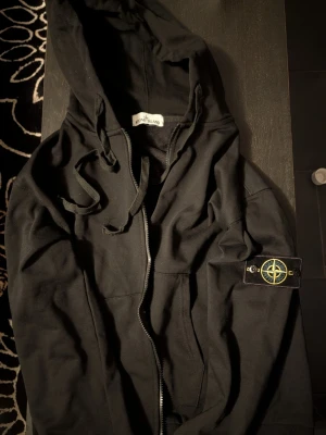 Svart hoodie från Stone Island - Svart Stone Island storlek M/L  Använd ett fåtal gånger
