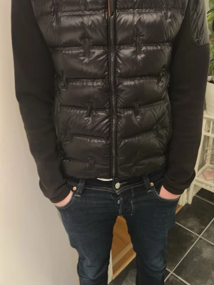 Svart cardigan med dragkedja  - Svart para jumper cardigan. Skada på jackan de på bild fem men de är inget stort problem vi la över en liten lapp som en tillfällig lösning.