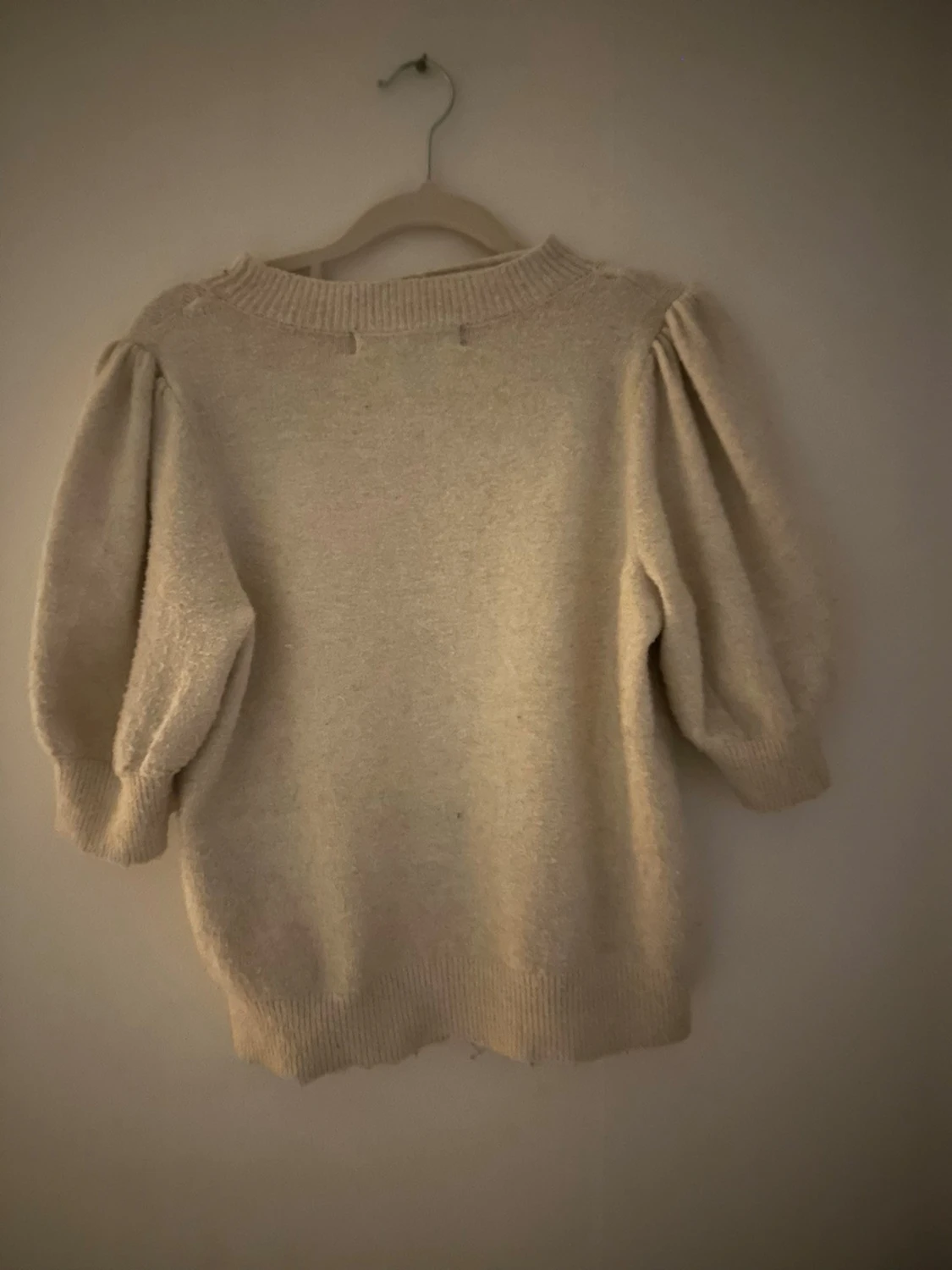 Beige stickad tröja med puffärm - 1