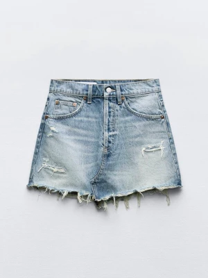 Jeanskjol med slitningar Zara - Säljer denna jeanskjol med slitningar på från Zara. Storlek M, passar S också. Midjemått: 38 cm. Endast använd fåtal gånger och i super fint skick. 300 kr + frakt! Vid fler frågor, etc skriv privat 🩷🙌🏼🫰🏼💋🪩💃