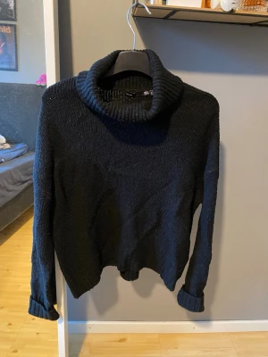 Stickad turtleneck  - Svart stickad turtleneck från Lager 157. Har använts så är lite nopprig men annars i bra skick 