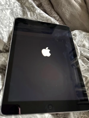 iPad med svart ram från Apple - Säljer en iPad Air generation 1 med svart ram och stor skärm. Klassisk Apple-design med rundade hörn och glasfront. Perfekt för surf, appar och streaming. Enkel att starta och använda, med tydlig touchskärm och stilren look.