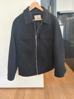 Overshirt med dragkedja - Fantastiskt jacka nu till våren. Svart Overshirt med dragkedja från Jack&Jones. Nypris 1299kr.