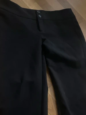 Svarta kostymbyxor från Gina Tricot - jätte snygga midwaist kostymbyxor från ginatricot.Jätre sköna att ha på sig 💕💕