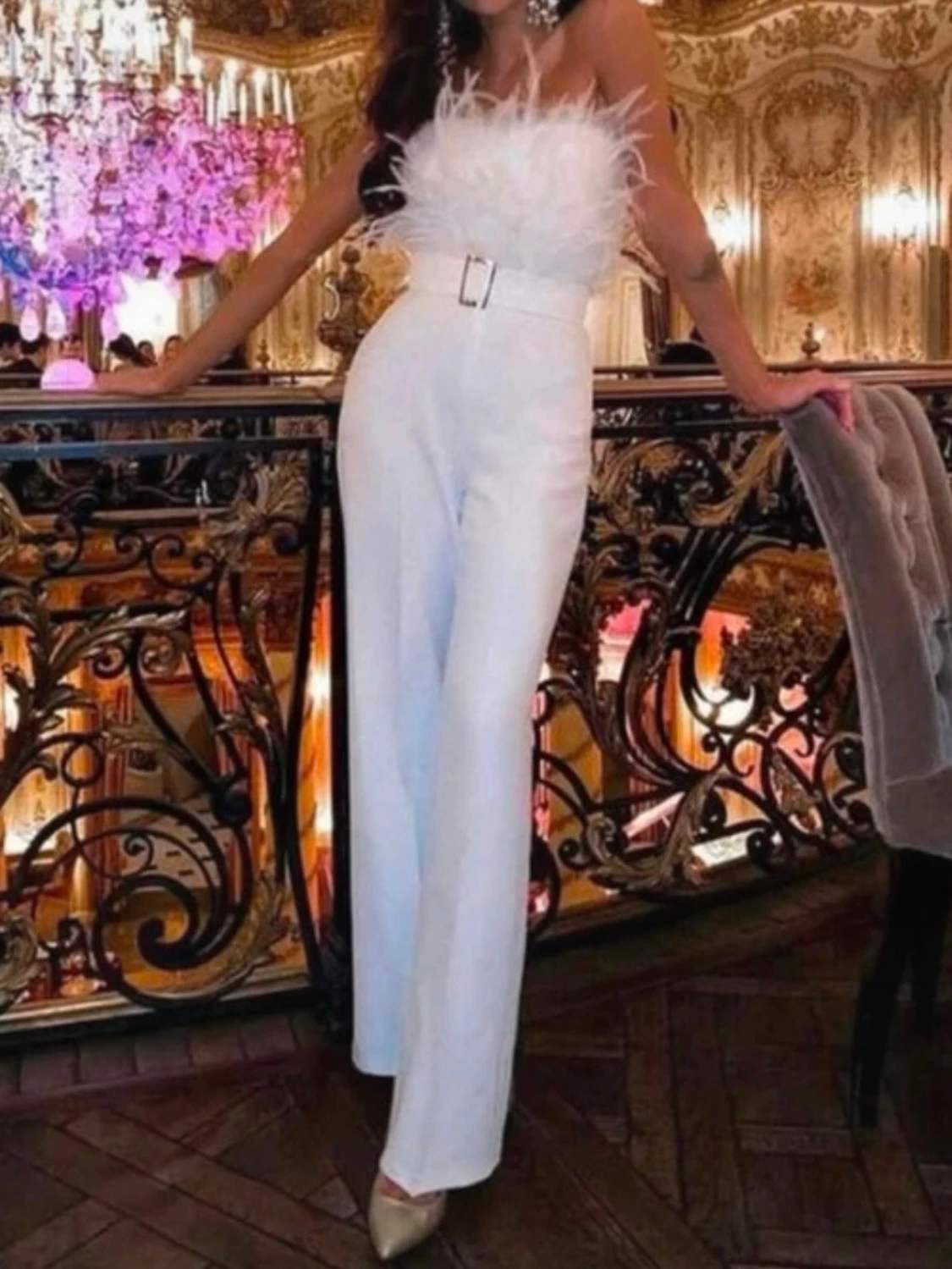 Vit axelbandslös jumpsuit med fjädrar