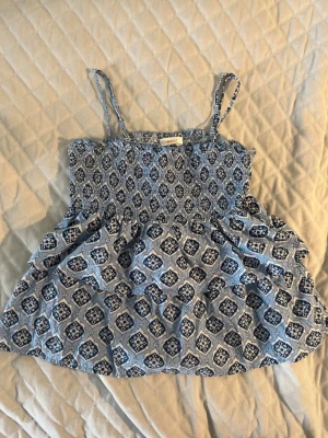 Mönstrad topp  - Supersöt topp/blus från Gina Tricot i storlek 158/164💗Den ser som ny ut, knappt använd, fin till sommar och vår