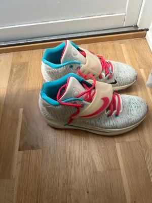 Nike KD 14 - Säljer ett par Nike KD 14 i snygg färg. Väldigt sköna basketskor med bra dämpning (Zoom Air) – funkar både för basket och vardag. (Pris kan diskuteras)