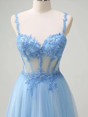 Ljusblå långklänning med spetsdetaljer - Magisk ljusblå långklänning med tunna axelband, transparent mesh i midjan och vackra spetsapplikationer med pärlor på överdelen. Kjolen är i flera lager tunn tyll och har en slits framtill. Perfekt för bal eller speciella tillfällen. Blev aldrig använd så helt ny! 1500 kr i inköpspris.